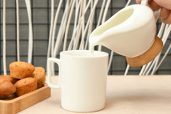 BAMBU ALTLIKLI PORSELEN SÜTLÜK HOLSTEIN 12,8*8*8,9CM
